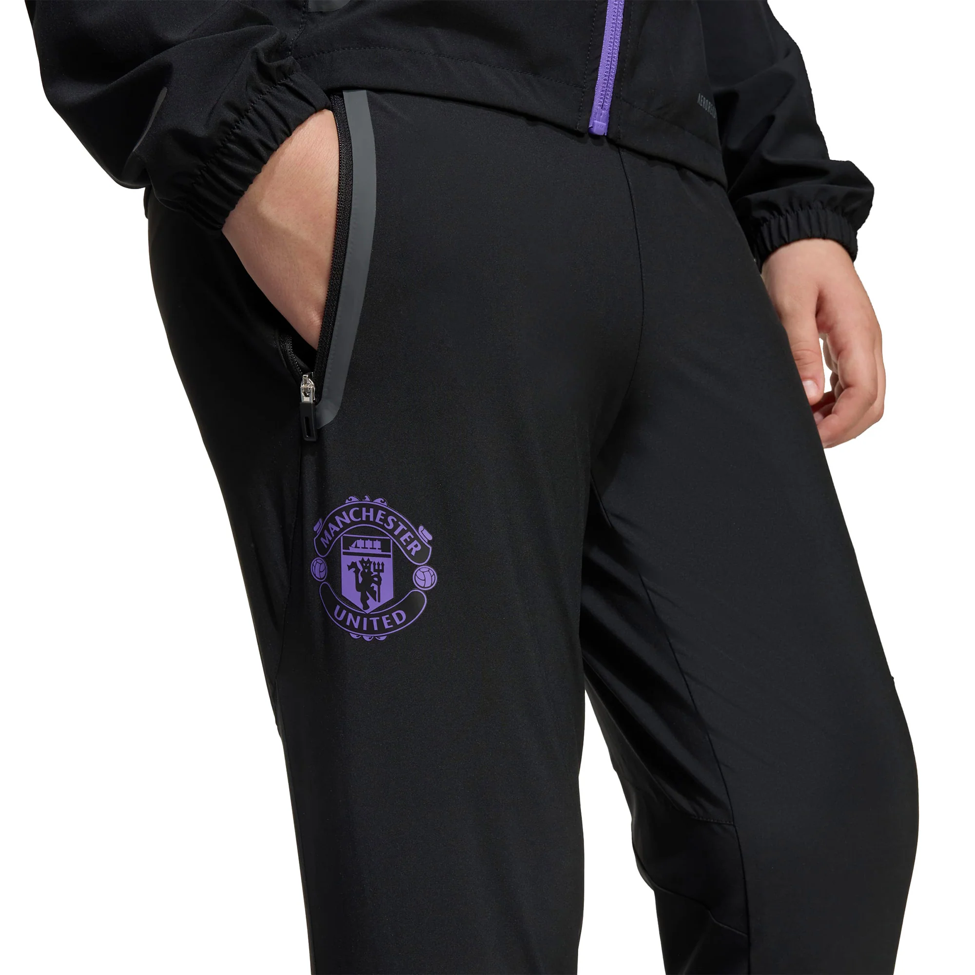 Man Utd 25/26 Football Travel Pants Jnr - Image 4