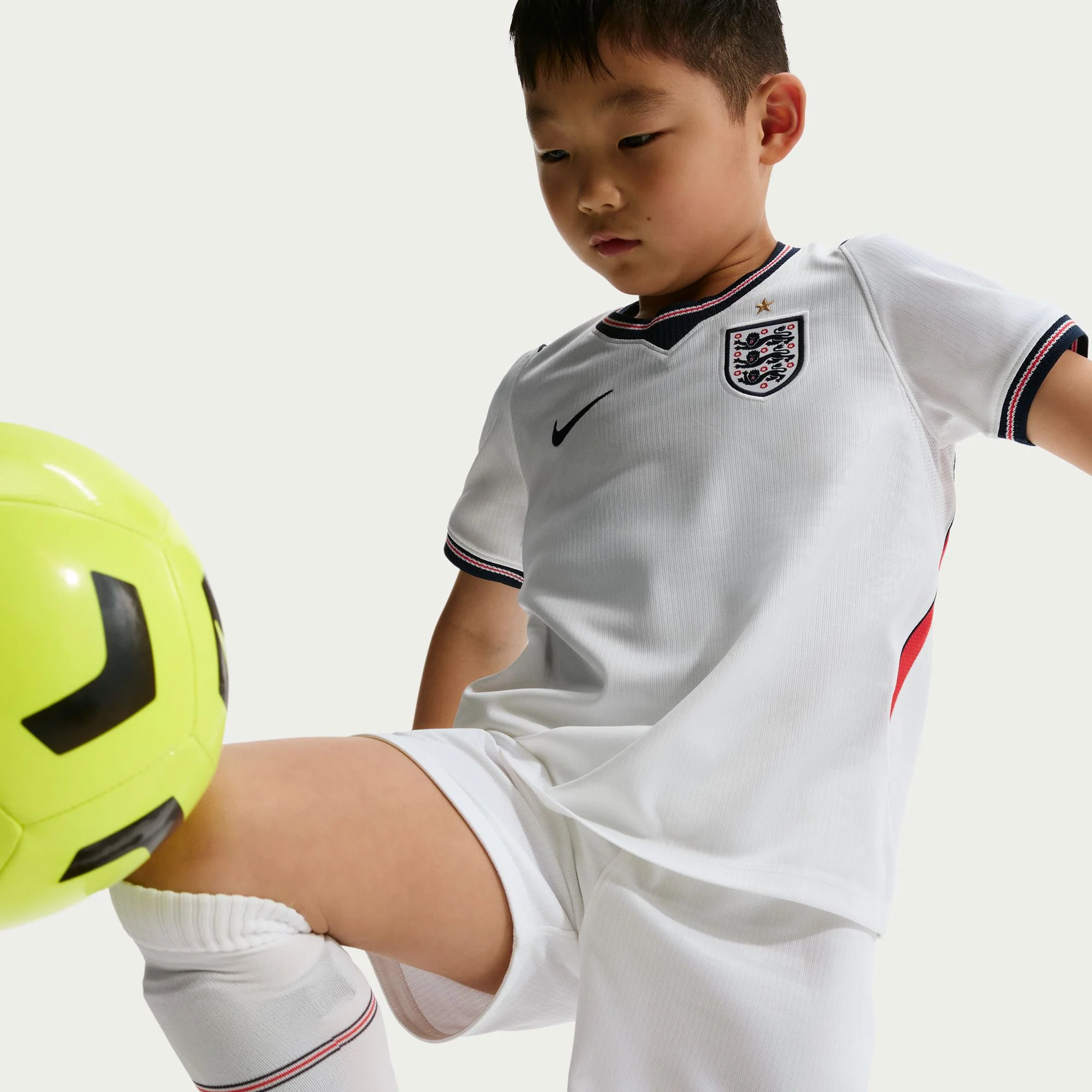 England 26 Home Football Mini Kit - Image 4