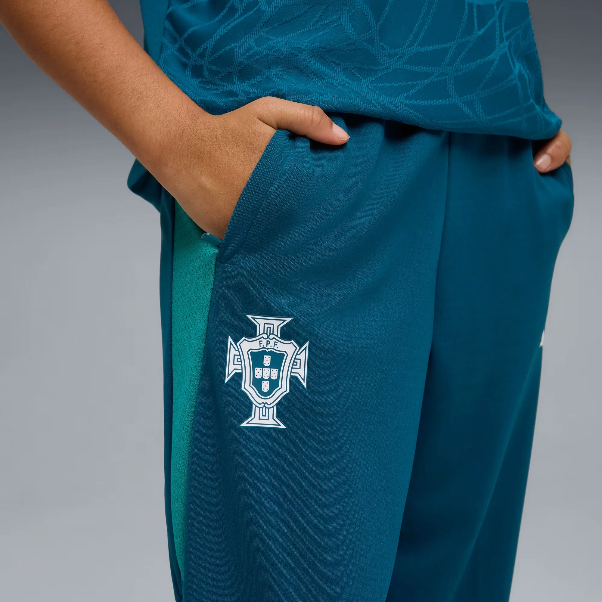 Portugal 26 Training Football Pants Jnr - Image 5